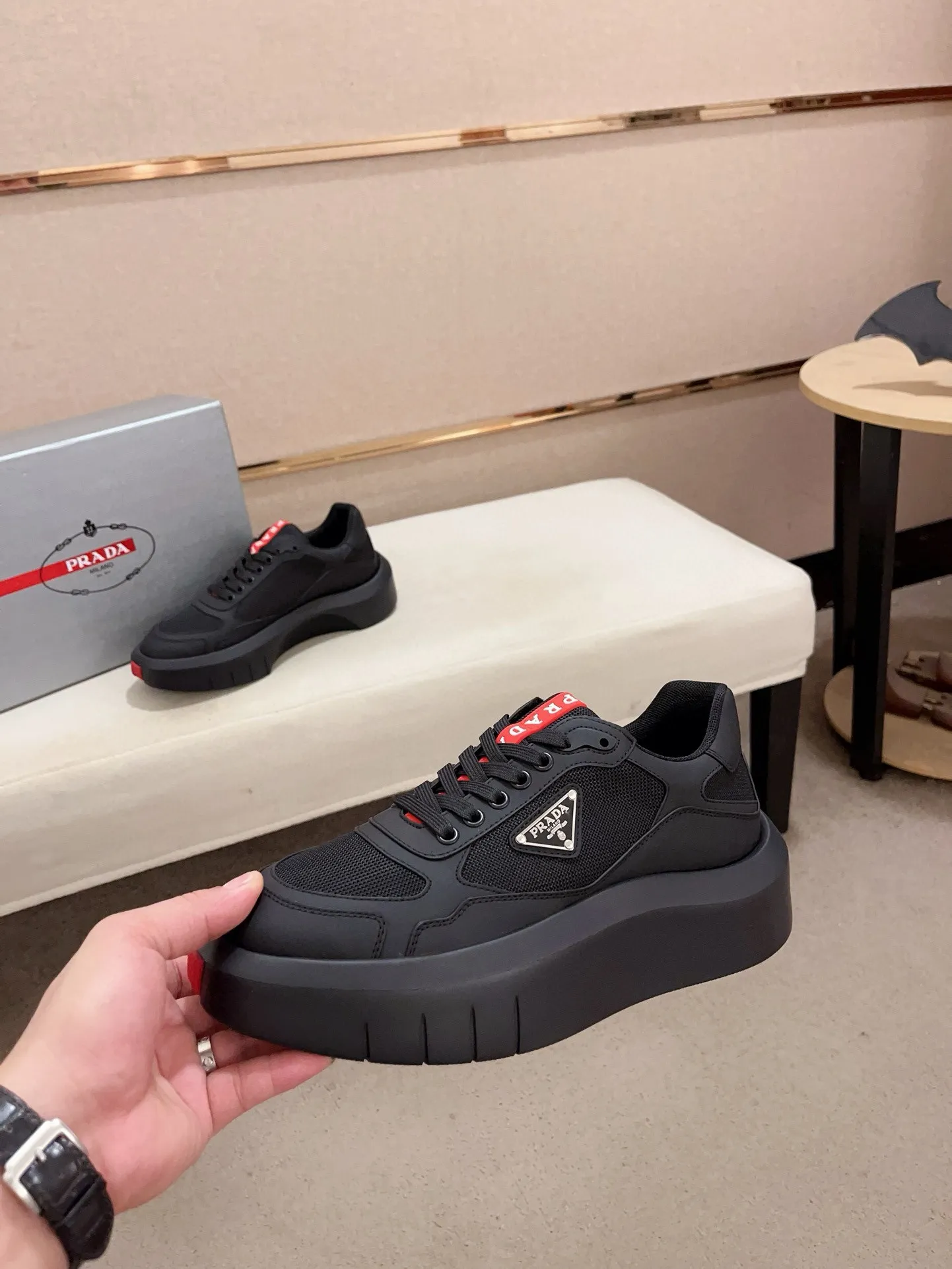 Factory price 620💰 ✔️✔️✔️Higher version High-quality new PRADA (Prada) counters are launched simultaneously. New men's shoes and 😘fabric are made of high-tech glue-spraying technology. Lining: Full cowhide lining. 👍🏿 High-end ☄️ air-cushion molded anti-slip rubber outsole, exquisite lines, simple and elegant, comfortable and high-end for leisure travel. Code number: 38 to 45 (can be customized to 46 to 47, non-refundable)